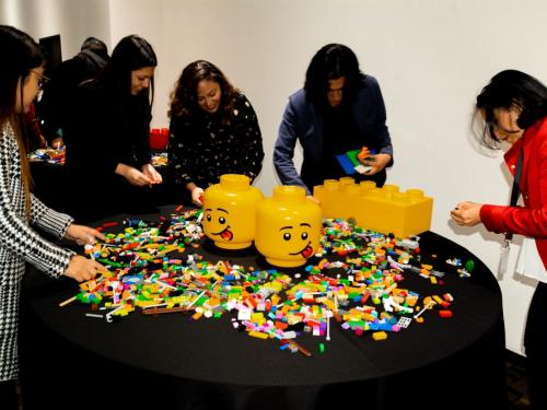 Lego Serious Play es una metodología desarrollada para adultos. Team Building con Grupo Camarena